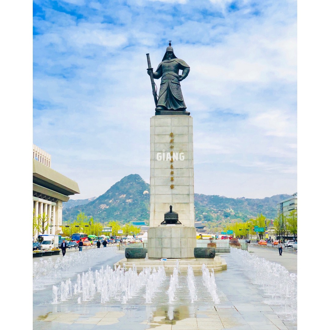 Quảng trường Gwanghwamun gần Seoul city hall