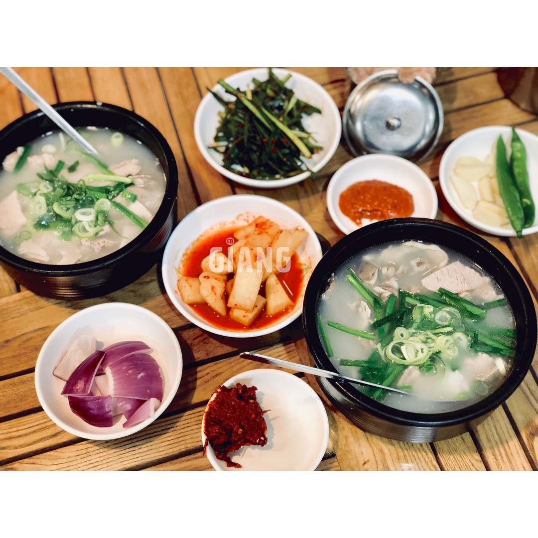 Canh thịt lợn (Dwaeji Gukbap), món ăn truyền thống nổi tiếng của Busan ở phố ẩm thực gần bãi biển Haeundae, Busan, Hàn Quốc. Trong lịch trình khám phá Busan mười hai giờ đồng hồ