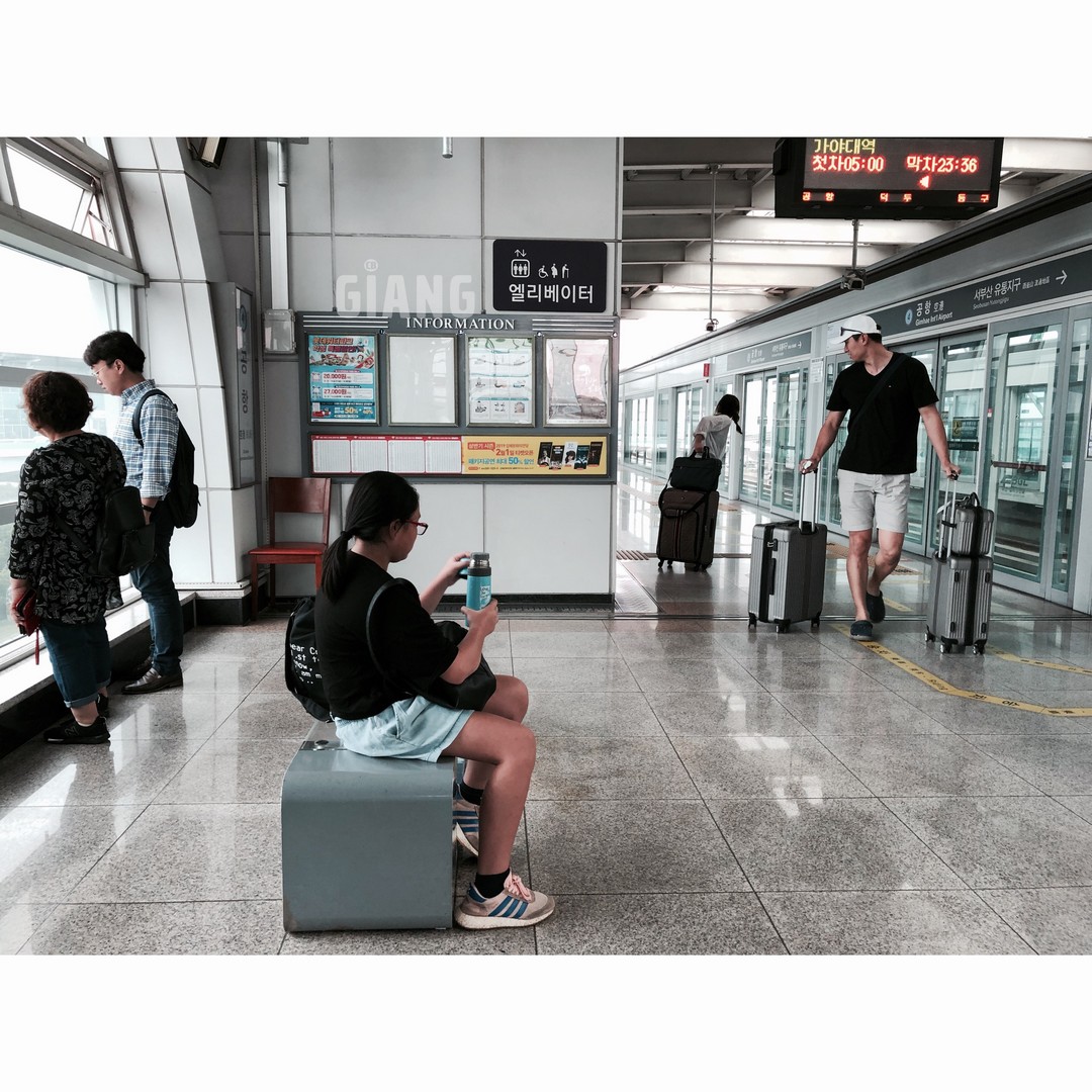 Ga tàu điện sân bay Gimhae Busan, trong lúc ngồi đợi tàu, bắt đầu chuyến khám phá Busan mười hai giờ đồng hồ.
