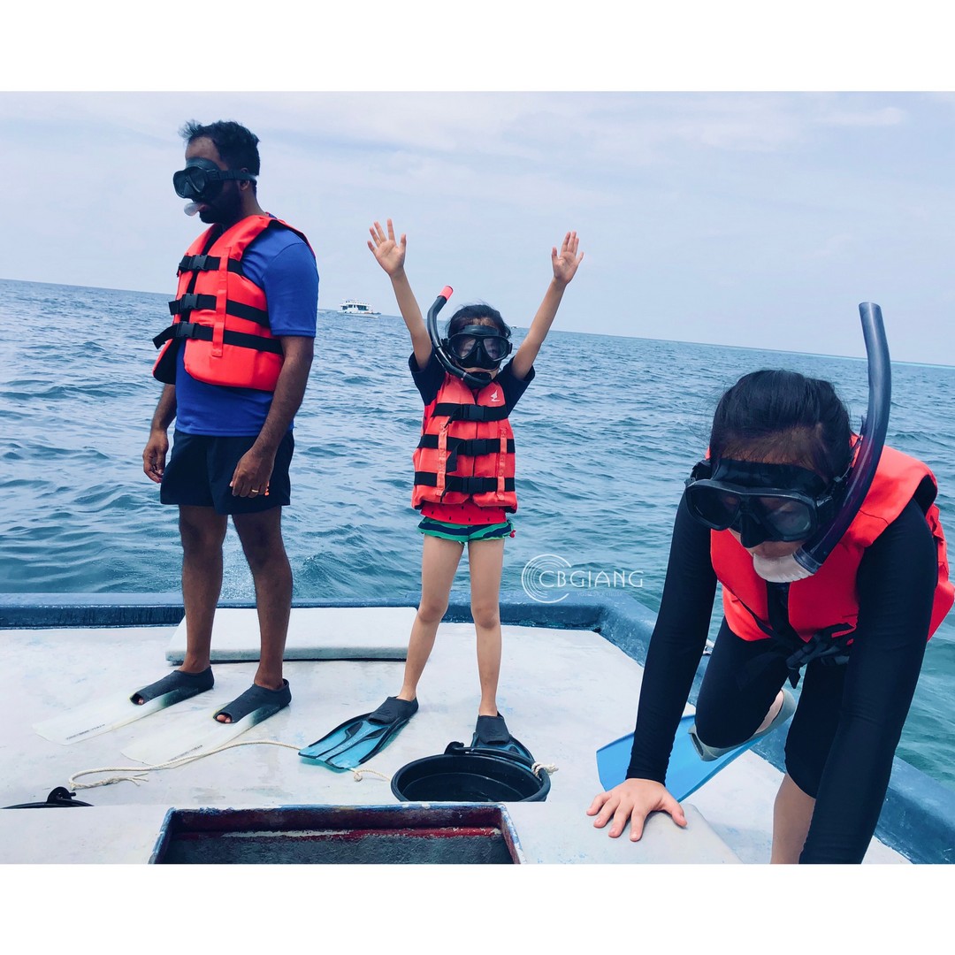  Chuẩn bị áo phao, kính lặn, chân vịt để lặn biển ngắm cá và san hô trong tour allday lặn biển khám phá Maldives tại đảo Maafushi