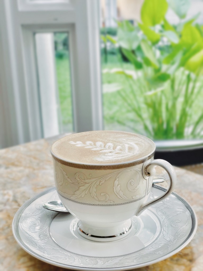 Tách cafe Latte cực chuẩn tại quán La Terrasse khách sạn Metropole Hà Nội