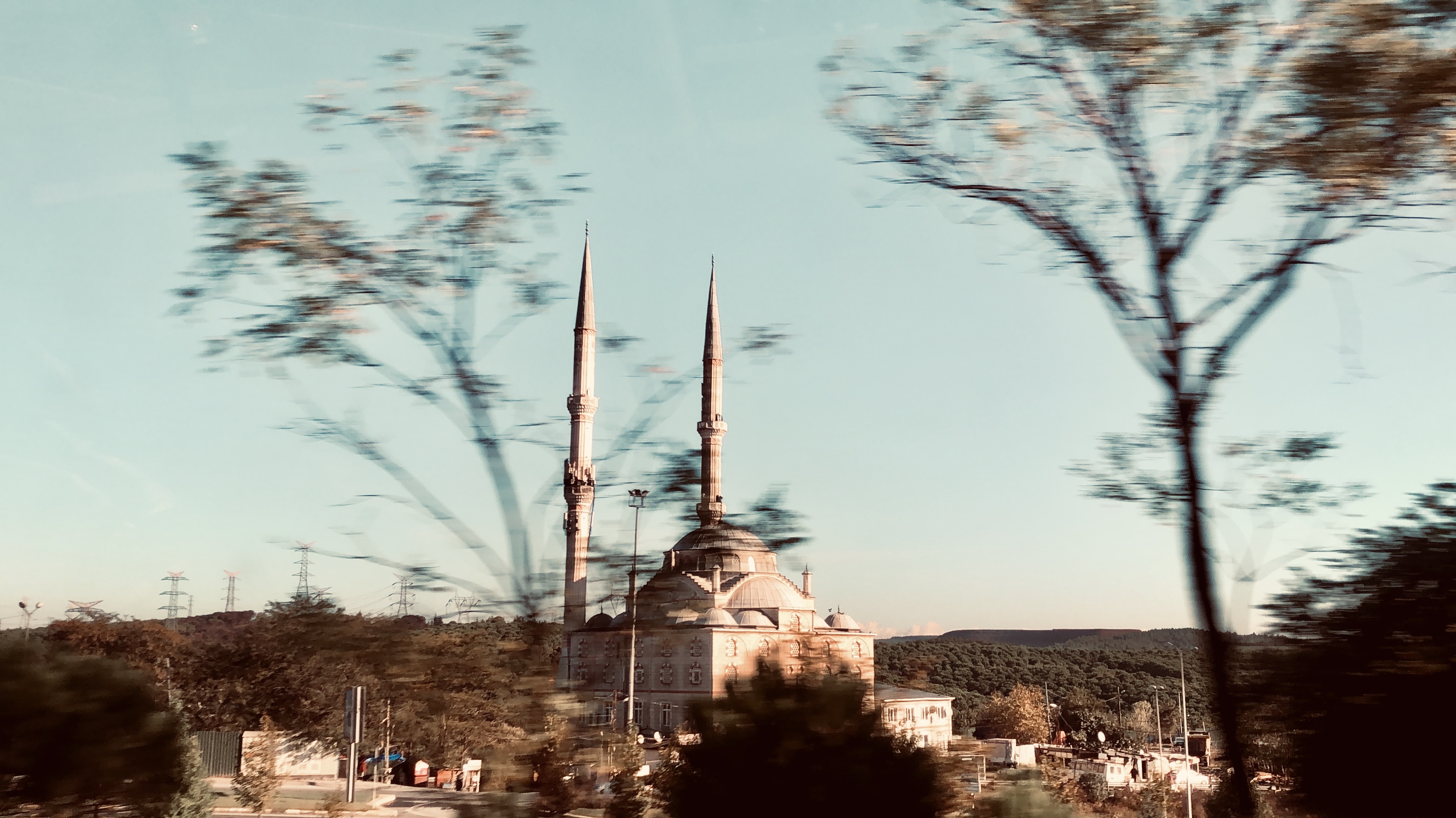 Hình ảnh nhà thờ hồi giáo tại Istanbul chụp trên đường ra sân bay