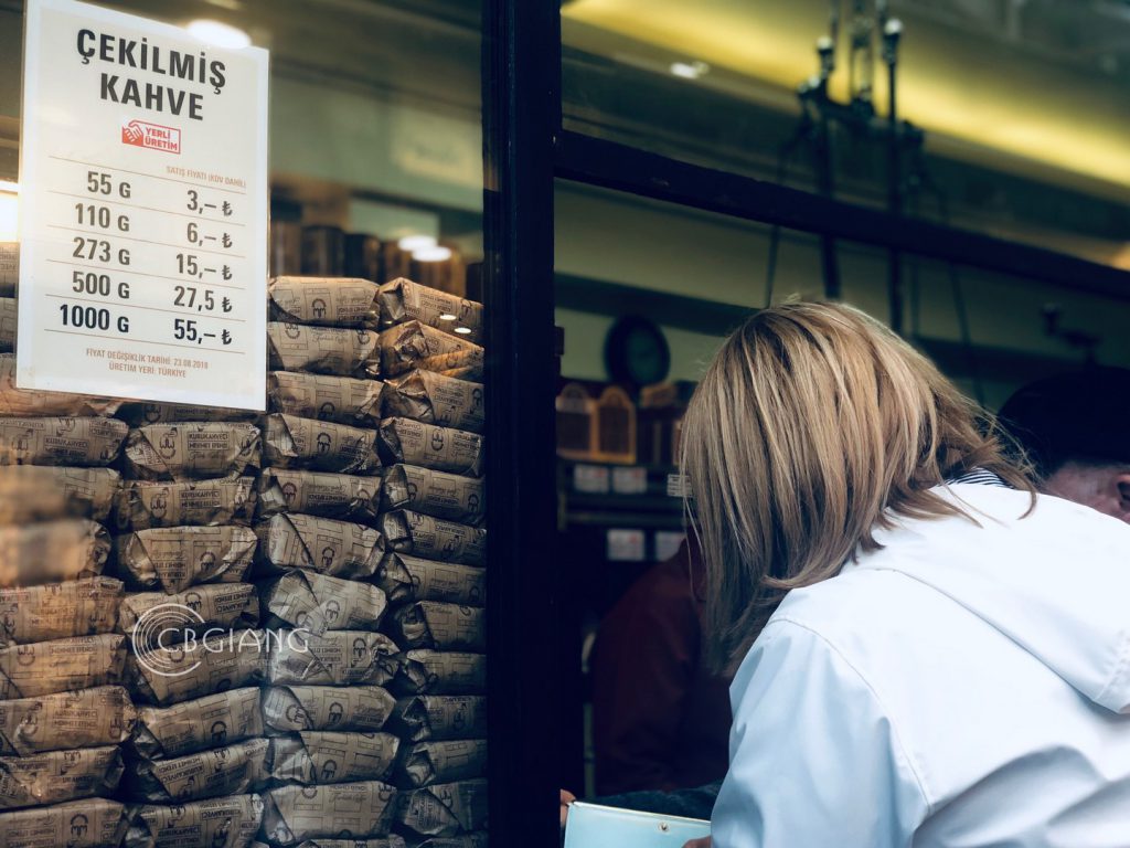 Quầy bán cafe đông khách trong chợ Grand Bazaar Istanbul