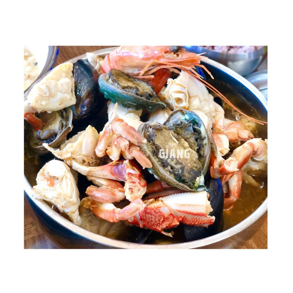 Món hải sản gồm vẹm, ghẹ, tôm của một nhà hàng nhỏ trên đảo Udo, Jeju