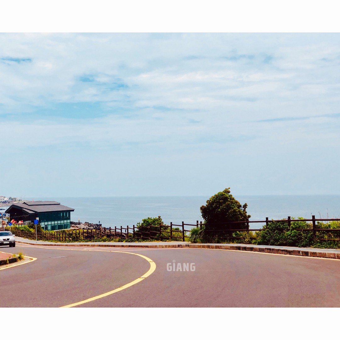 Đường ven biển đảo Jeju, gần Yongduam Rock