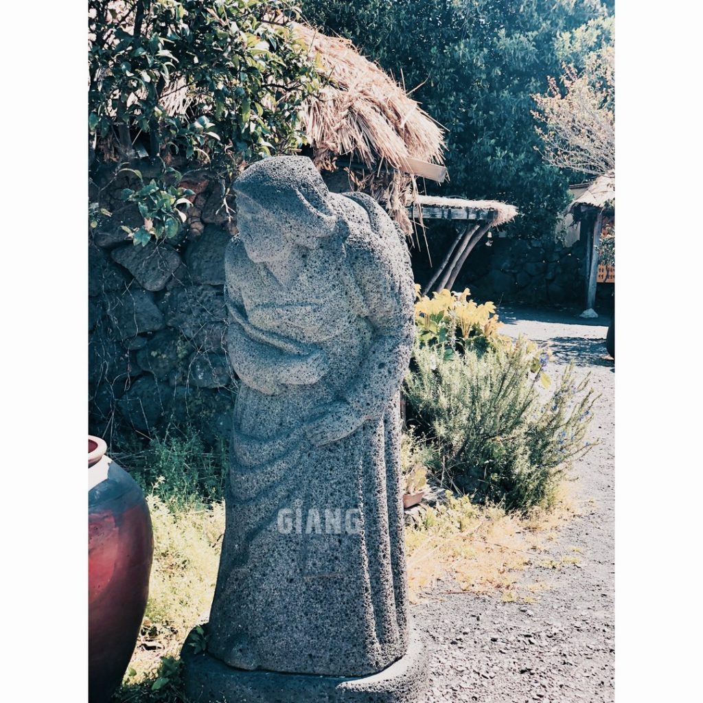 Tượng đá tại làng văn hóa Seongup, Jeju