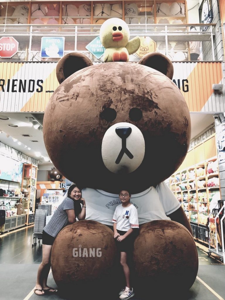 Cửa hàng Line Friends ở phố Myeongdong, Seoul